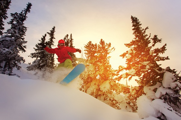 Snowboarder doing a toe side carve