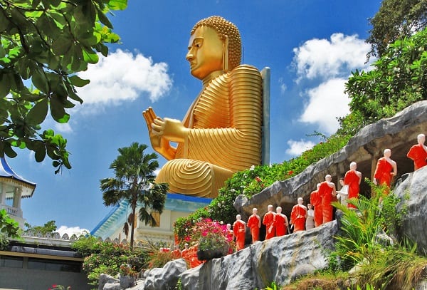 Destination-Sri-Lanka-Buddhist-Temple-landscape