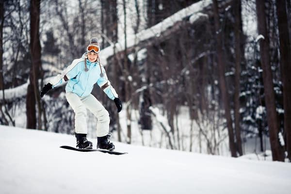 Activité-Sports-d'hiver-Snowboard-Jeune-adulte