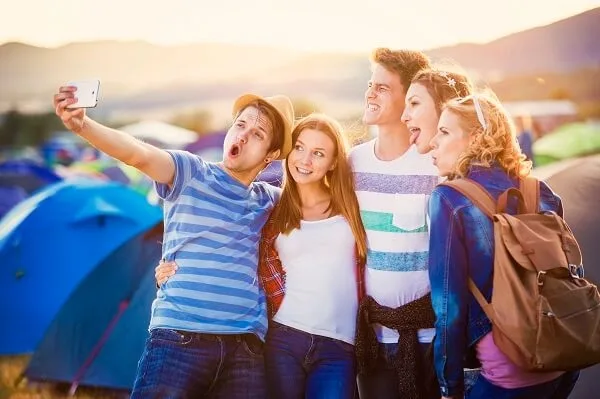 Stock-Picture-Festival-Friends-Selfie