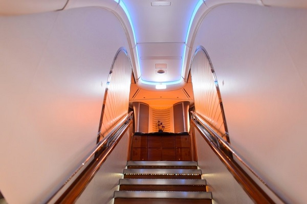 Stock-Picture-Airplane-Emirates-Stairway