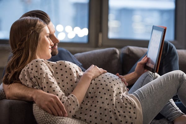 Stock-Photo-Couple-Pregnant-Using-Tablet
