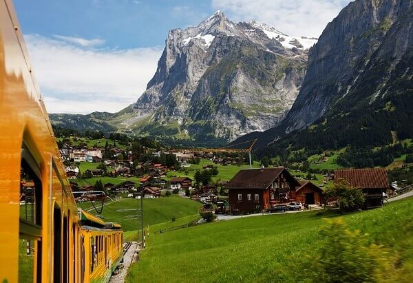 Destination-Grindelwald-Switzerland-Train