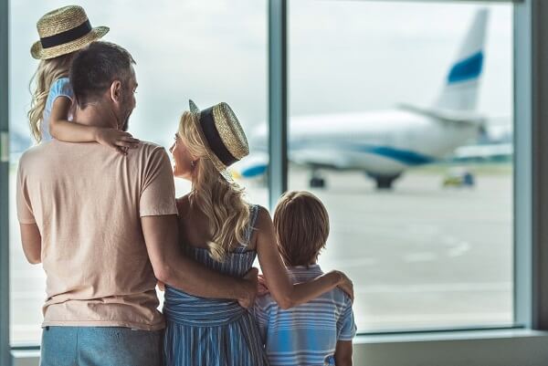 Stock-Picture-Airport-Family